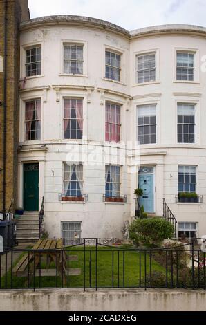 Fila di case georgiane con terrazza con baie curve, Herne Bay, Kent. Foto Stock