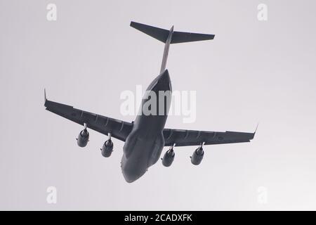 Edimburgo, Scozia, Regno Unito. 6 agosto 2020. Nella foto: Royal Air Force (RAF) Boeing C-17A Globemaster III Aircraft (reg ZZ171) visto all'aeroporto di Edimburgo facendo un volo di addestramento su circuito del Regno Unito da RAF Brize Norton. Credit: Colin Fisher/Alamy Live News Foto Stock