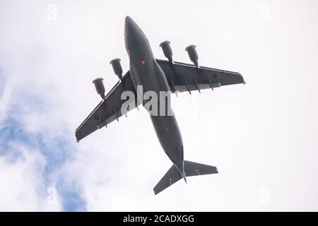 Edimburgo, Scozia, Regno Unito. 6 agosto 2020. Nella foto: Royal Air Force (RAF) Boeing C-17A Globemaster III Aircraft (reg ZZ171) visto all'aeroporto di Edimburgo facendo un volo di addestramento su circuito del Regno Unito da RAF Brize Norton. Credit: Colin Fisher/Alamy Live News Foto Stock