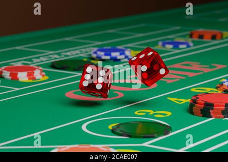 Primo piano di dadi che rotola su un tavolo di craps. Concetto casuale. illustrazione 3d. Foto Stock