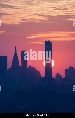 Edifici di Manhattan dalle linee del sole che si innalzano Foto Stock