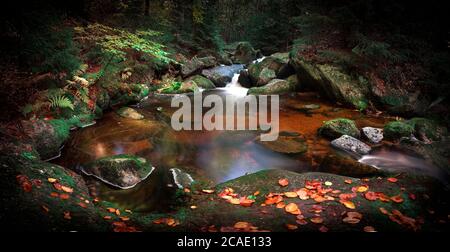 Cascata sulla SMADA Bianca, cascata sulla SMADA Bila nella Repubblica Ceca Monti Jizera, la migliore foto, autunno, foglie, colori. Foto Stock