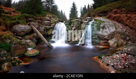 Cascata sulla SMADA Bianca, cascata sulla Bila SMADA in Jizera Montagne Repubblica Ceca, la migliore foto. Foto Stock