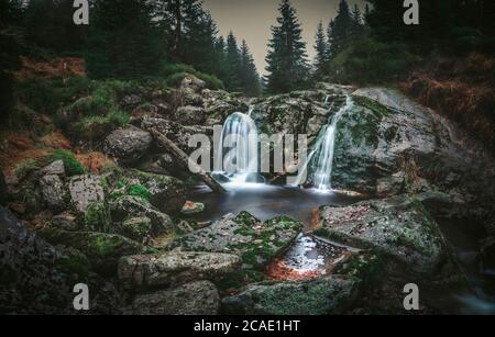 Cascata sulla SMADA Bianca, cascata sulla Bila SMADA in Jizera Montagne Repubblica Ceca, la migliore foto. Foto Stock