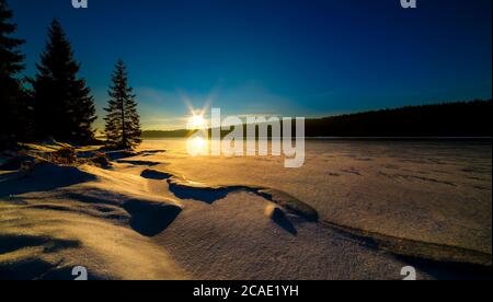 Diga di Cerna Nisa vicino a Bedrichov città in Jizera Montagne, Repubblica Ceca, la migliore foto, inverno e gelo. Foto Stock