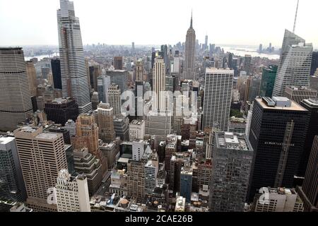 New York City, Stati Uniti. 06 agosto 2020. Vista di Manhattan dalla piattaforma di osservazione al 70° piano della Top of the Rock al Rockefeller Plaza riapre al pubblico a New York, NY, 6 agosto 2020. Saranno necessarie prenotazioni anticipate e ai visitatori verrà richiesto di indossare maschere. (Anthony Behar/Sipa USA) Credit: Sipa USA/Alamy Live News Foto Stock