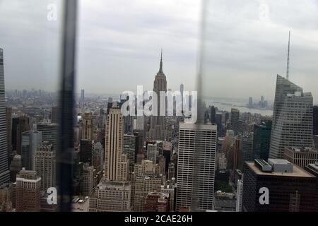 New York City, Stati Uniti. 06 agosto 2020. Vista dell'Empire state Building e di Manhattan dalla terrazza panoramica al 69° piano Top of the Rock al Rockefeller Plaza, riaperta al pubblico a New York, NY, 6 agosto 2020. Saranno necessarie prenotazioni anticipate e ai visitatori verrà richiesto di indossare maschere. (Anthony Behar/Sipa USA) Credit: Sipa USA/Alamy Live News Foto Stock