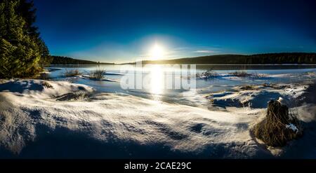 Diga di Cerna Nisa vicino a Bedrichov città in Jizera Montagne, Repubblica Ceca, la migliore foto, inverno e gelo. Foto Stock