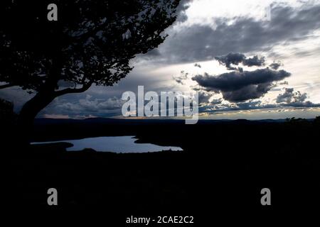 Diga di Prisecnice in Krusne montagne di hory, radici nel serbatoio d'acqua Prisecnice, la foto migliore. Foto Stock