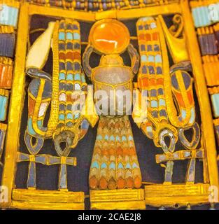 Egitto, Cairo, gioielli Tutankhamon, dalla sua tomba a Luxor: Un contrappeso per il pettorale, combinato con il corsetto del re. Foto Stock