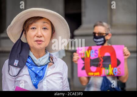 STATI UNITI. 06 agosto 2020. Mitchie Takeuchi, 2° generazione di Hiroshima, sopravvissuta alla bomba atomica. I membri della Campagna di New York per l'abolizione delle armi nucleari (NYCAN) si sono riuniti fuori dall'edificio municipale di David N. Dinkins a Manhattan nel 75° anniversario del bombardamento della città di Hiroshima, il 6 agosto, 2020 per far notare al Consiglio comunale di New York che è giunto il momento di dare la parola alla prossima riunione dichiarata per la risoluzione 976 e INT 1621, nota come legge sul disarmo nucleare. (Foto di Erik McGregor/Sipa USA) Credit: Sipa USA/Alamy Live News Foto Stock