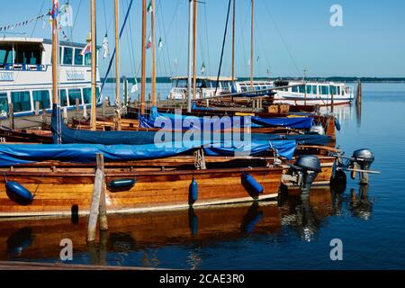 Steinhude, Germania, 29 maggio 2020: Molo e molo nel porto di Steinhude con una nave da escursione e barche a vela in legno senza rigature Foto Stock
