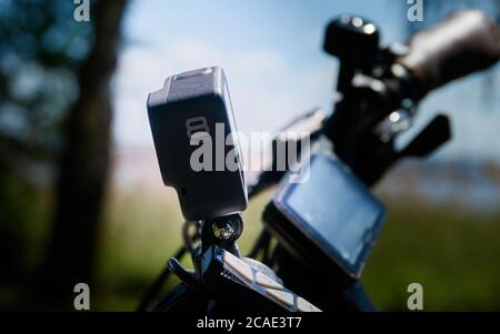 Steinhude, Germania, 29 maggio 2020: GoPro Hero 8 nero è fissato al volante di una bicicletta elettrica per registrare un video della corsa Foto Stock