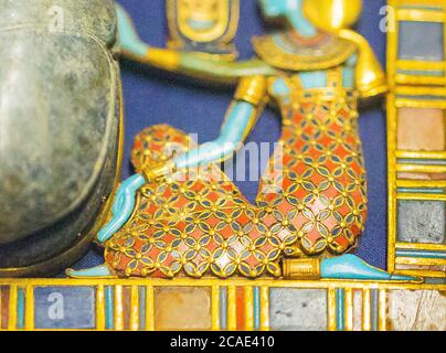 Egitto, Cairo, gioielli Tutankhamon, dalla sua tomba a Luxor, dettaglio di un pettorale: Abito, bracciali e rete. Foto Stock