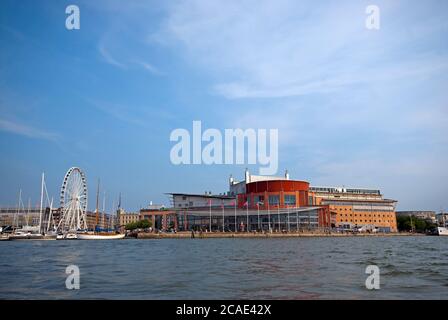 Il Teatro dell'Opera di Goteborg (dell'architetto Jan Izikowitz) e la ruota di Liseberg (alta 60 metri), Goteborg, Svezia Foto Stock