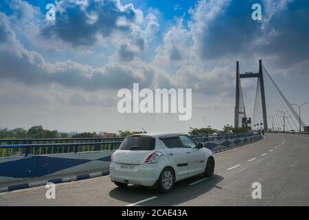 Kolkata, Bengala Occidentale, India - 23 Maggio 2020 : cielo blu con nuvole bianche sopra il secondo Ponte di Hoogly, che collega Howrah e Kolkata. Foto Stock