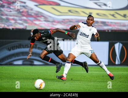 Alfredo Morelos dei Rangers (a destra) e Bayer 04 Leverkusen Edmond Tapsoba combattono per la palla la UEFA Europa League, quarto finale match alla BayArena di Leverkusen. Foto Stock