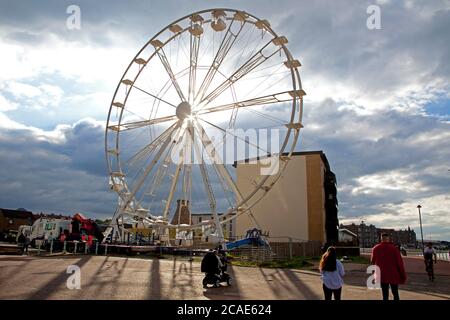 Portobello, Ferris Wheel, Edimburgo, Scozia Regno Unito. 6 agosto 2020. Un giro di divertimento in ruota panoramica è attualmente in fase di assemblaggio appena fuori dal lungomare ai piedi di Bridge Street accanto ai forni storici e agli appartamenti di lusso Harbour Green, Foto Stock