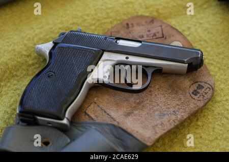 Bucarest, Romania - 29 luglio 2020: Dettagli con il rumeno vecchio Carpati Pistol MD. 1974. Foto Stock