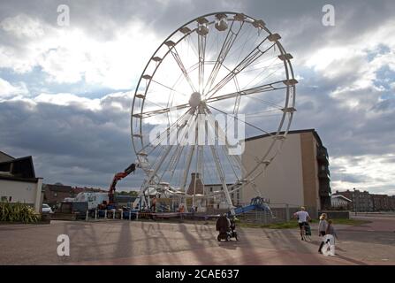 Portobello, Ferris Wheel, Edimburgo, Scozia Regno Unito. 6 agosto 2020. Un giro di divertimento in ruota panoramica è attualmente in fase di assemblaggio appena fuori dal lungomare ai piedi di Bridge Street accanto ai forni storici e agli appartamenti di lusso Harbour Green, Foto Stock