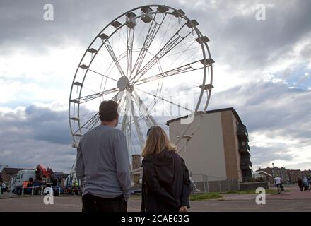 Portobello, Ferris Wheel, Edimburgo, Scozia Regno Unito. 6 agosto 2020. Un giro di divertimento in ruota panoramica è attualmente in fase di assemblaggio appena fuori dal lungomare ai piedi di Bridge Street accanto ai forni storici e agli appartamenti di lusso Harbour Green, Foto Stock