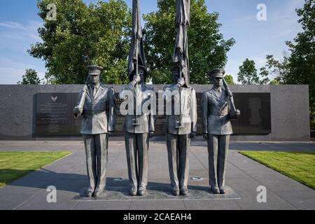 Arlington, Virginia/USA - 5 agosto 2020: Luce del tramonto che colpisce le statue all'Air Force Memorial. Foto Stock