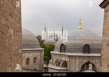 Cupole della Cattedrale di San Sophie e della Moschea Blu, da San Sophie, Istanbul, Turchia Foto Stock