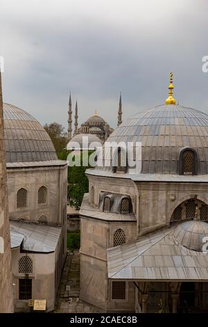 Cupole della Cattedrale di San Sophie e della Moschea Blu, da San Sophie, Istanbul, Turchia Foto Stock
