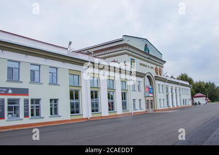 Komsomolsk-on-Amur, Russia - 22 agosto 2019: La costruzione della stazione ferroviaria di Komsomolsk-on-Amur. Ferrovia dell'Estremo Oriente. Foto Stock