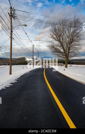 Una strada di campagna in una giornata invernale a Templeton, Massachusetts Foto Stock