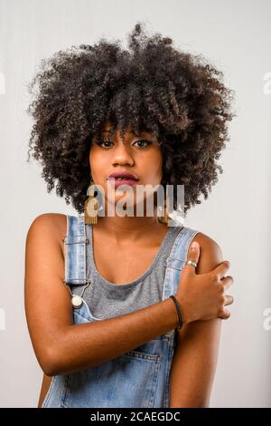 giovane donna nera sorridente, allegra Foto Stock