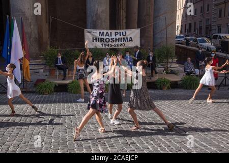 Roma, Italia. 06 agosto 2020. Cerimonia davanti al Pantheon di Roma per celebrare il 75° anniversario del lancio della bomba nucleare nella città giapponese di Hiroshima (Foto di Matteo Nardone/Pacific Press) Credit: Pacific Press Media Production Corp./Alamy Live News Foto Stock