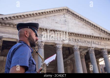 Roma, Italia. 06 agosto 2020. Cerimonia davanti al Pantheon di Roma per celebrare il 75° anniversario del lancio della bomba nucleare nella città giapponese di Hiroshima (Foto di Matteo Nardone/Pacific Press) Credit: Pacific Press Media Production Corp./Alamy Live News Foto Stock