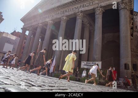 Roma, Italia. 06 agosto 2020. Cerimonia davanti al Pantheon di Roma per celebrare il 75° anniversario del lancio della bomba nucleare nella città giapponese di Hiroshima (Foto di Matteo Nardone/Pacific Press) Credit: Pacific Press Media Production Corp./Alamy Live News Foto Stock