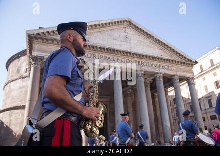 Roma, Italia. 06 agosto 2020. Cerimonia davanti al Pantheon di Roma per celebrare il 75° anniversario del lancio della bomba nucleare nella città giapponese di Hiroshima (Foto di Matteo Nardone/Pacific Press) Credit: Pacific Press Media Production Corp./Alamy Live News Foto Stock