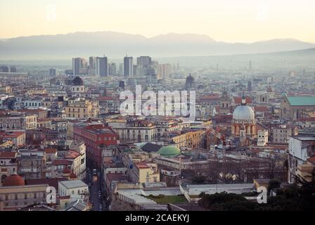 Vista della vecchia architettura nel centro di Napoli all'alba, sullo sfondo i moderni grattacieli Foto Stock