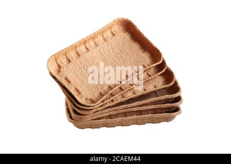 Vassoi per alimenti biodegradabili realizzati in cartone pressato isolato su sfondo bianco. Primo piano Foto Stock