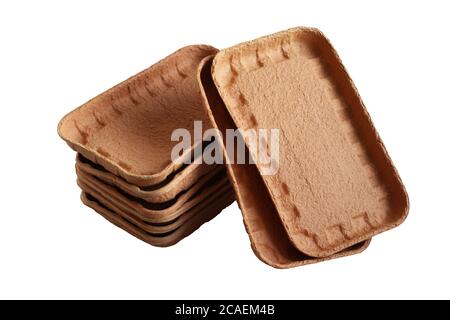 Vassoi per alimenti biodegradabili realizzati in cartone pressato isolato su sfondo bianco. Primo piano Foto Stock