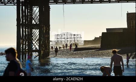 Brighton UK 6 agosto 2020 - la spiaggia di Brighton è affollata in una bella serata di sole come si prevede che le temperature raggiungeranno di nuovo al di sopra di 30 gradi nel Sud-Est di domani : Credit Simon Dack / Alamy Live News Foto Stock
