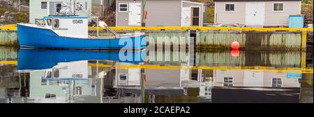 Case colorate che si affacciano sul porto interno di Rose Blanche, con barche da pesca ormeggiate, Rose Blanche, Terranova e Labrador NL, Canada Foto Stock