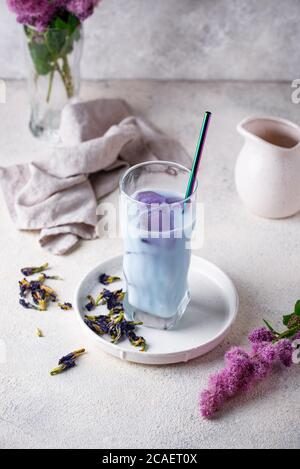 Farfalla tè blu pisello con latte Foto Stock