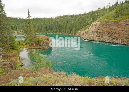 Il fiume Yukon che entra nel Miles Canyon vicino a Whitehorse, Yukon Foto Stock