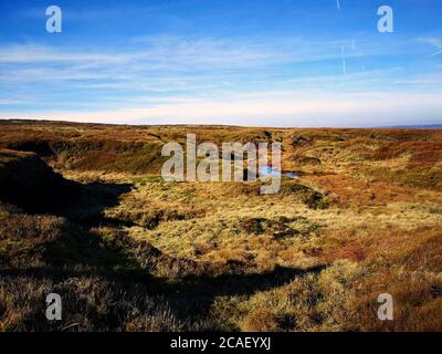 Un ruscello solone in una enorme pianura erbosa inglese in Le montagne inglesi Foto Stock