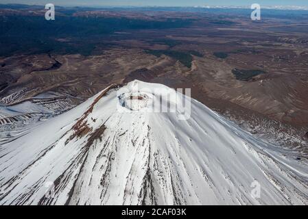 Una vista aerea del Monte Ngauruhoe coperto di neve, una delle tre montagne che comprendono l'altopiano vulcanico della Nuova Zelanda. Foto Stock