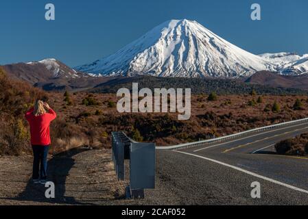 Una vista dalla strada del deserto del Monte Ngauruhoe nell'altopiano vulcanico della Nuova Zelanda. Foto Stock