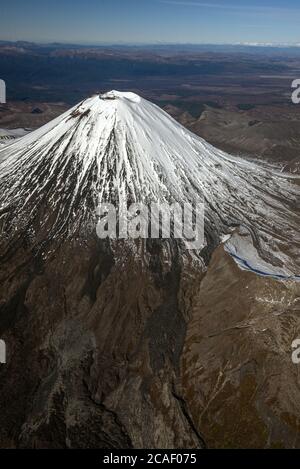 Una vista aerea del Monte Ngauruhoe coperto di neve, una delle tre montagne che comprendono l'altopiano vulcanico della Nuova Zelanda. Foto Stock