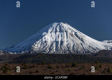 Una vista dalla strada del deserto del Monte Ngauruhoe nell'altopiano vulcanico della Nuova Zelanda. Foto Stock