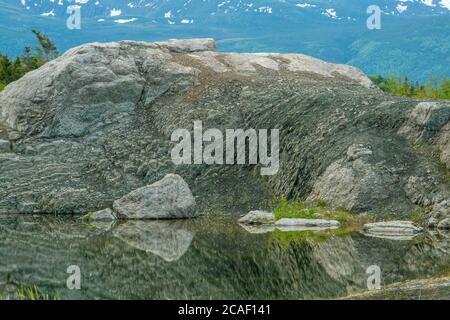 Stagno con riflessi rocciosi, Gros Morne National Park, Terranova e Labrador NL, Canada Foto Stock