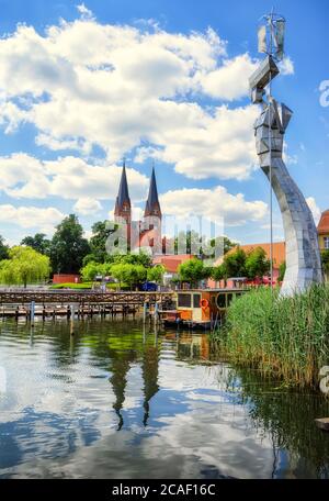 Neuruppin , Neuruppiner vedere con la chiesa del monastero Sankt Trinitatis sullo sfondo Foto Stock