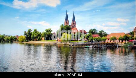 Neuruppin , Neuruppiner vedere con la chiesa del monastero Sankt Trinitatis sullo sfondo Foto Stock